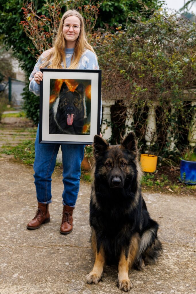 Moi tenant le portrait de Rewïr, et Rewïr assis devant moi