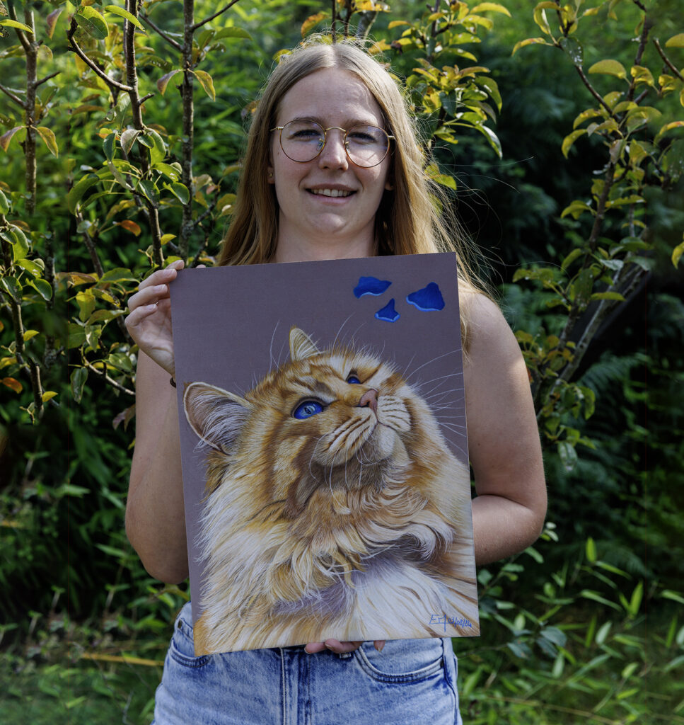 Moi tenant le portrait "Contemplation Azurée"